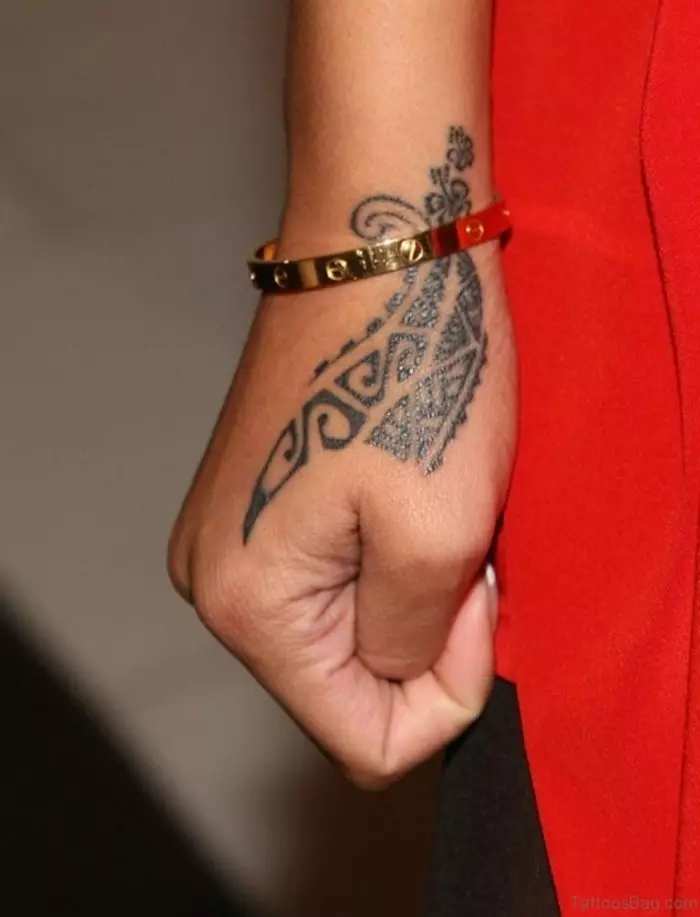Tetovaža za djevojčice na zglobu (80 fotografija): mala tetovaža sa značenjem i drugim, skicama i značenjem, prekrasne tetovaže oko zgloba i strane 13834_68
