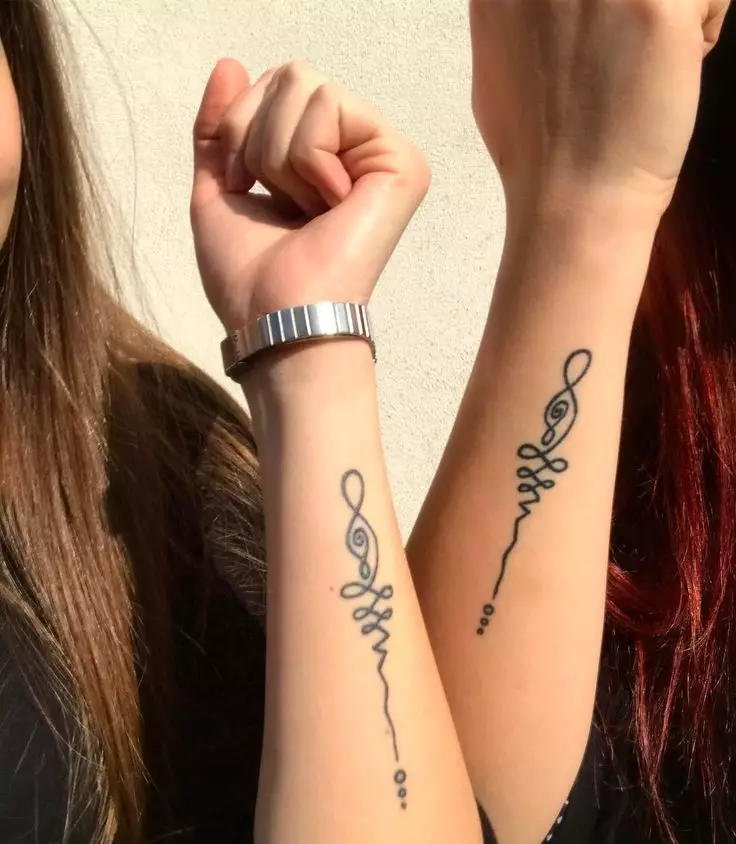 Tattoo do chailíní ar an wrist (80 grianghraf): Tattoo beag le brí agus eile, sceitsí agus bríonna, tatúnna álainn timpeall na láimhe agus taobh 13834_69