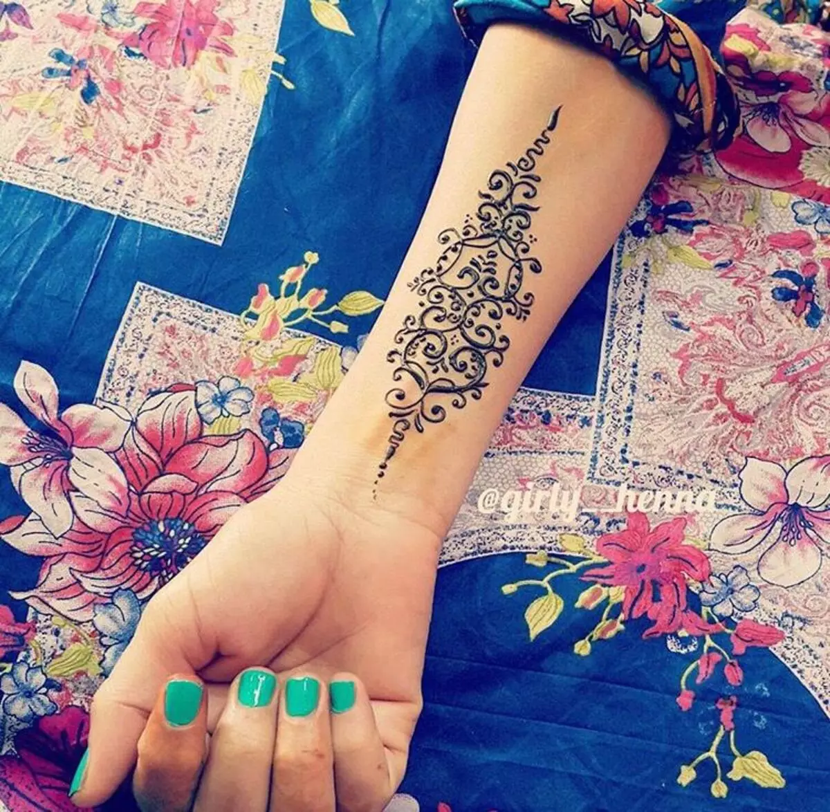 Tattoo pre dievčatá na zápästí (80 fotografií): malé tetovanie s významom a inými, náčrtmi a významy, krásne tetovanie okolo zápästia a strany 13834_7