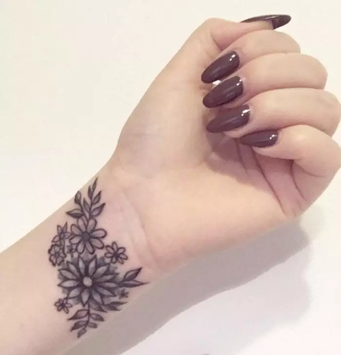 Tatuazh për vajzat në dore (80 foto): tatuazh i vogël me kuptim dhe të tjera, skica dhe kuptime, tatuazhe të bukura rreth duarve dhe anës 13834_70