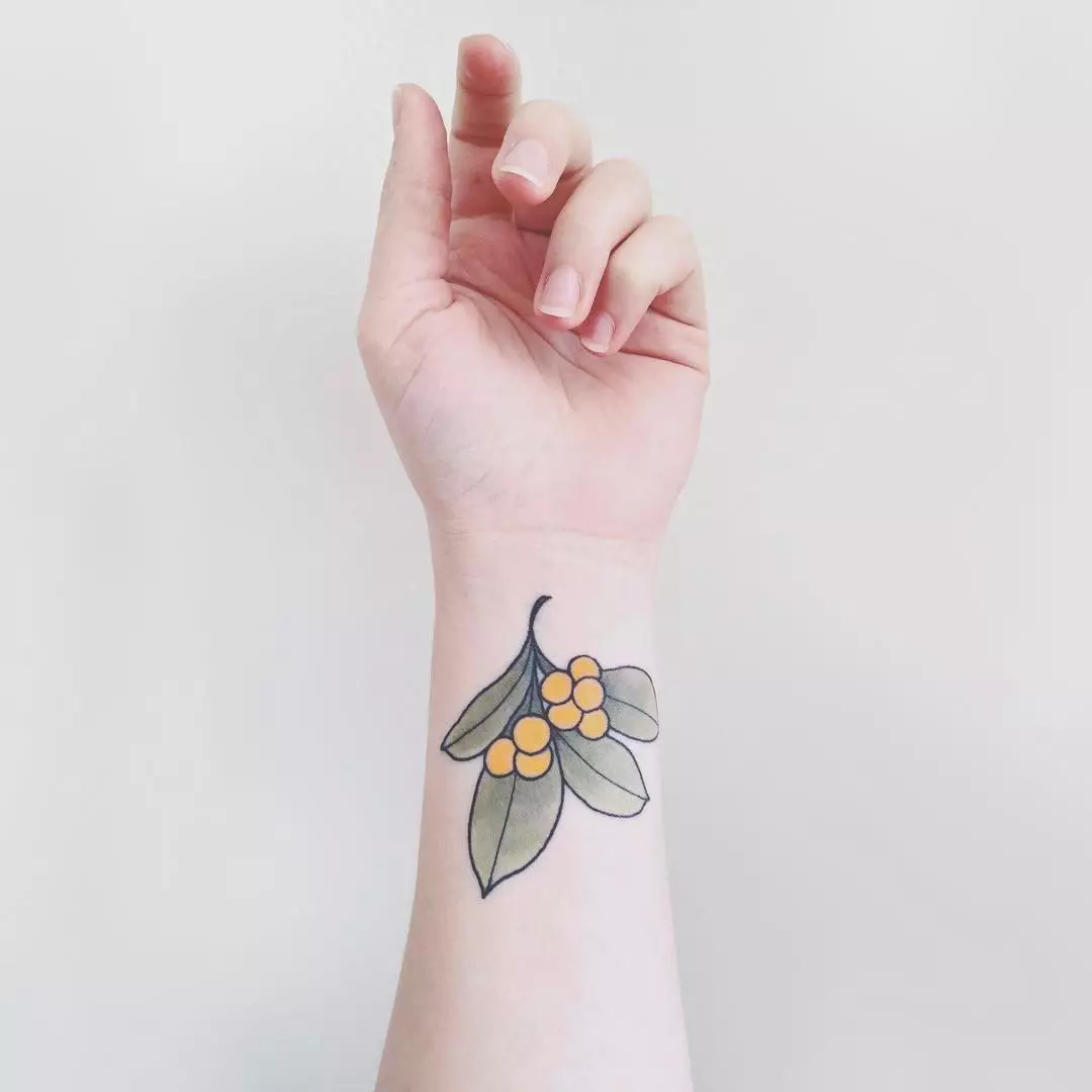 Tattoo გოგონების შესახებ მაჯის (80 ფოტო): პატარა tattoo ერთად მნიშვნელობა და სხვა, ესკიზები და მნიშვნელობა, ლამაზი ტატუ გარშემო მაჯის და მხარეს 13834_79
