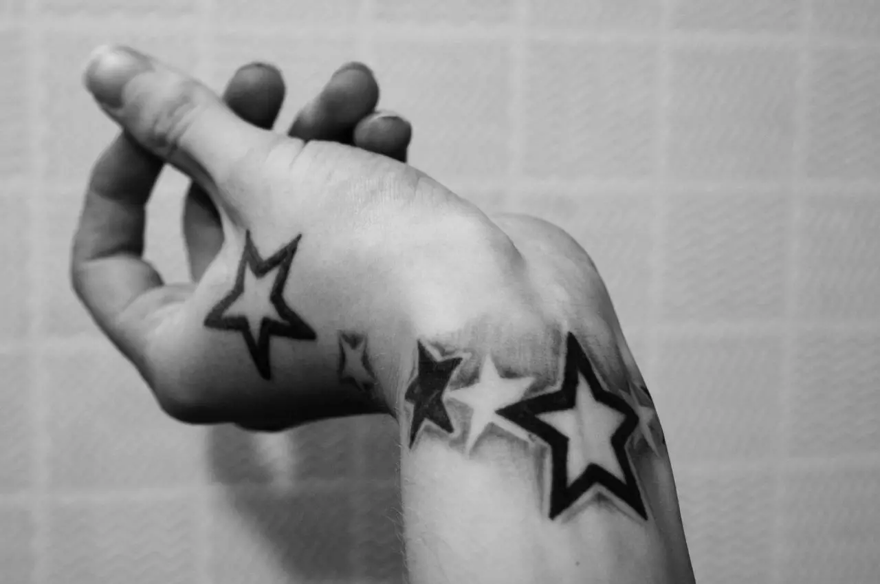 Tattoo pro dívky na zápěstí (80 fotografií): malé tetování se smyslem a dalšími, náčrtkami a významy, krásné tetování kolem zápěstí a strany 13834_9