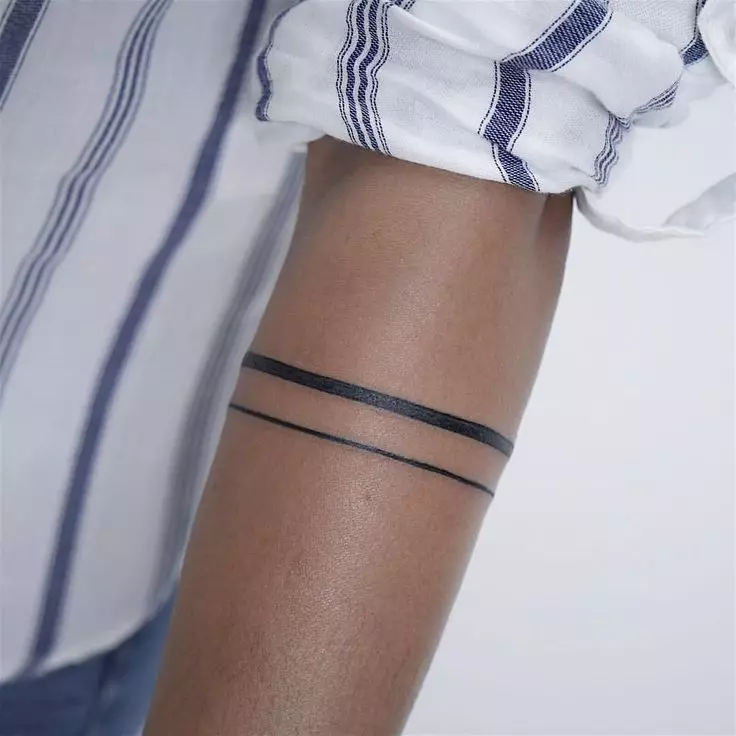 Tatouage sur la main « bandes »: une valeur de tatouage de deux bandes. Autour de la main, sur l'épaule, des idées noires et autres croquis sous la forme de lignes droites 13839_11