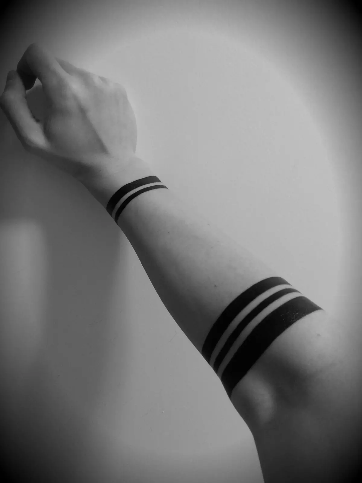 Tatouage sur la main « bandes »: une valeur de tatouage de deux bandes. Autour de la main, sur l'épaule, des idées noires et autres croquis sous la forme de lignes droites 13839_2
