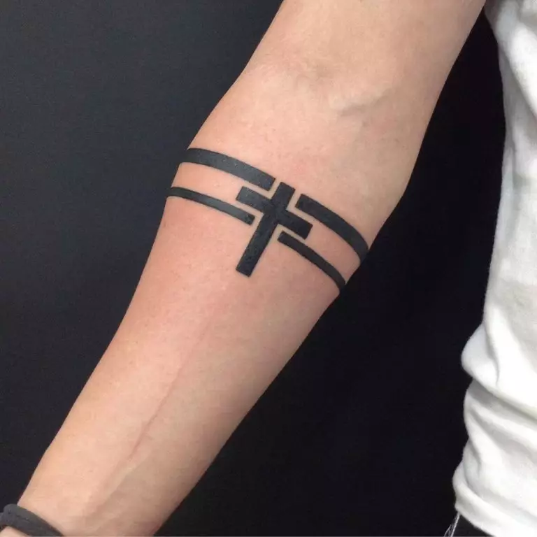 手上的纹身“条”：两个条带的纹身值。在手边，在肩膀上，黑色和其他迹象的素描以直线的形式 13839_21