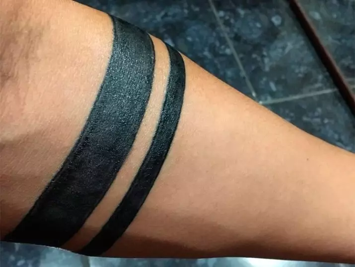 手上的纹身“条”：两个条带的纹身值。在手边，在肩膀上，黑色和其他迹象的素描以直线的形式 13839_22