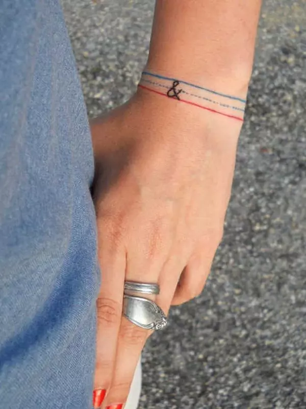 Tatouage sur la main « bandes »: une valeur de tatouage de deux bandes. Autour de la main, sur l'épaule, des idées noires et autres croquis sous la forme de lignes droites 13839_27