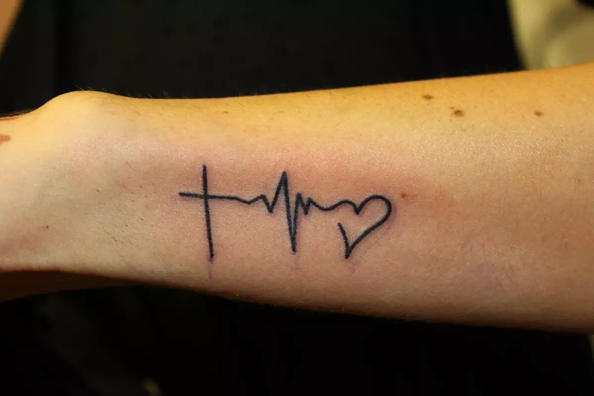 Тату на руці «Смуги»: значення татуювання з двох смуг. Навколо руки, на плечі, чорні та інші ідеї ескізів у вигляді прямих ліній 13839_29
