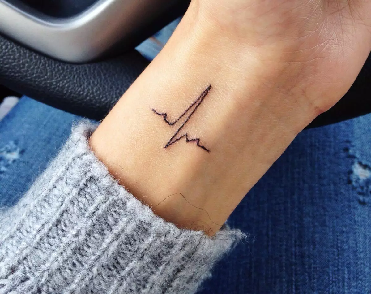 Tatouage sur la main « bandes »: une valeur de tatouage de deux bandes. Autour de la main, sur l'épaule, des idées noires et autres croquis sous la forme de lignes droites 13839_30