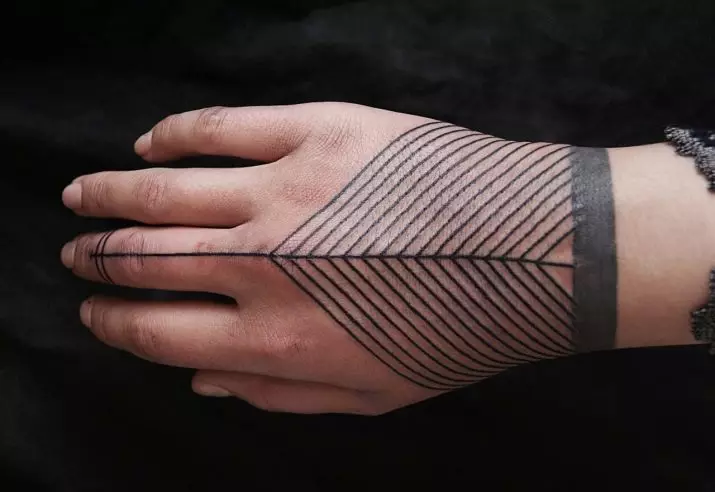 手上的紋身“條”：兩個條帶的紋身值。在手邊，在肩膀上，黑色和其他跡象的素描以直線的形式 13839_31