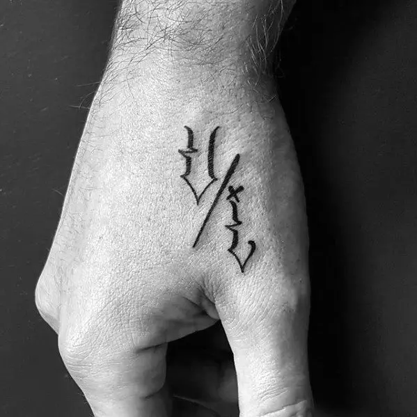 Tattoo në dorë 