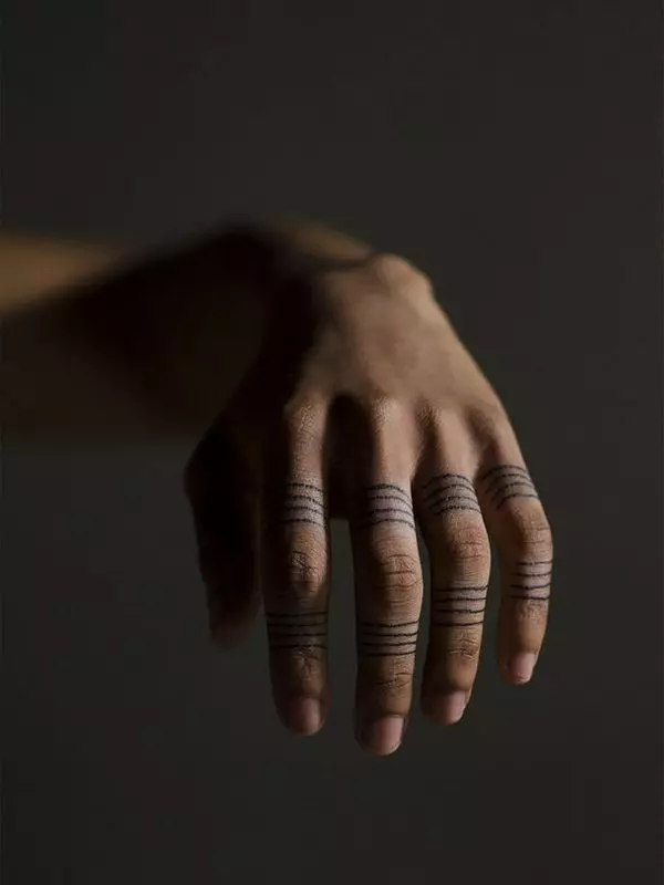 手上的纹身“条”：两个条带的纹身值。在手边，在肩膀上，黑色和其他迹象的素描以直线的形式 13839_40