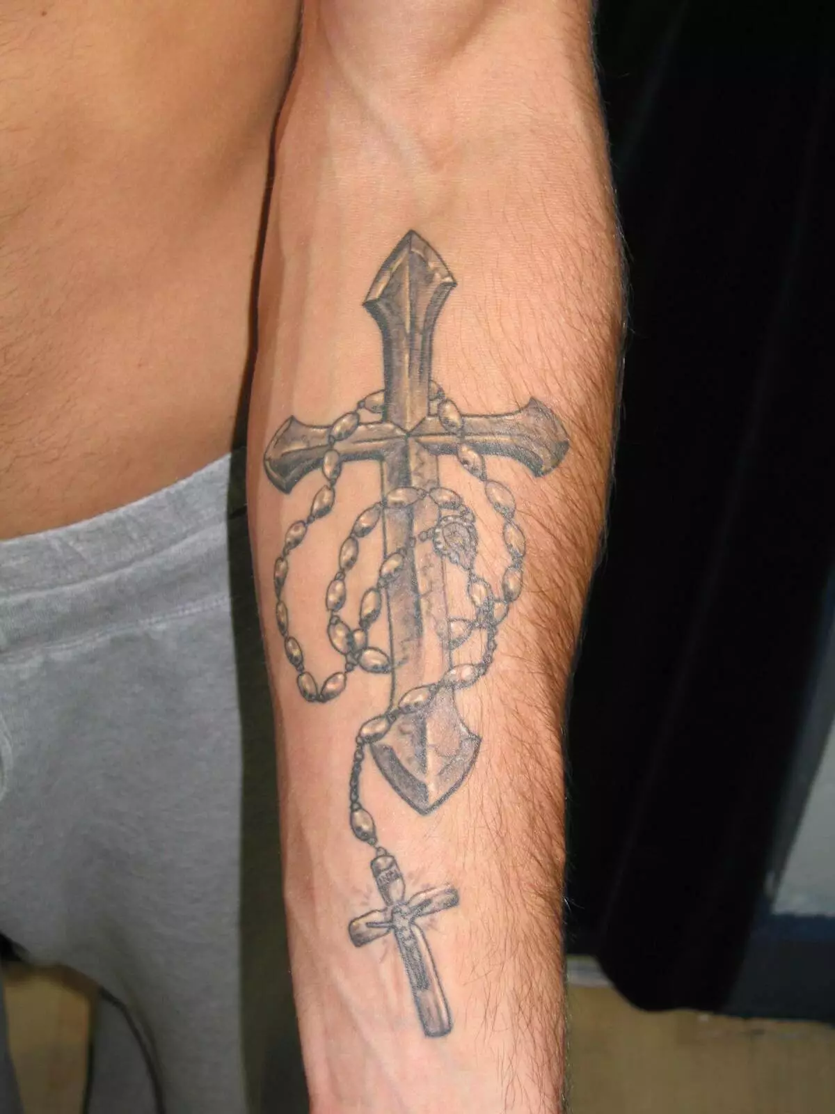 Tattoo "Ortodoksa Kruco": Superrigardo de skizoj de tatuoj sur mano kaj brusto, la valoro de la kristana simbolo sur la malantaŭo, fingro kaj kolo