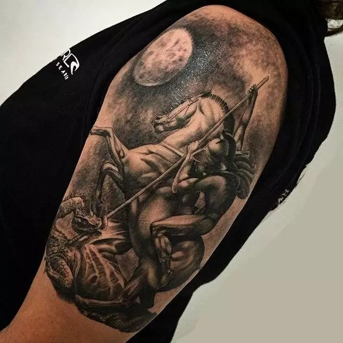 Тату «Георгій Побідоносець» (25 фото): кращі ескізи, тату на плечі і груди, значення татуювання для чоловіків 13848_3