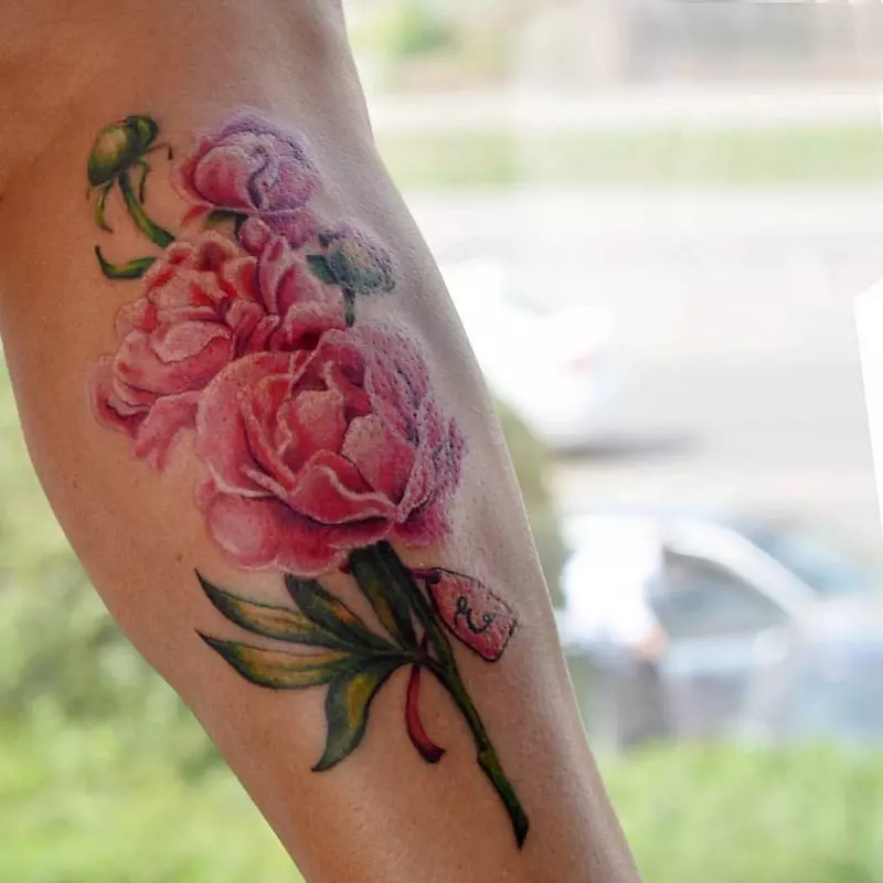 Ամեն ինչ Tattoo «Ծաղիկների» մասին (113 լուսանկար). Ձեռքի եւ ոտքի վրա, դաջվածքի էսքիզներ գույնի, իմաստի, փոքր դաջվածքի եւ մակագրությամբ եւ ուրիշներ ուսի, դաստակի, մեջքի եւ կրծքի տակ 13862_108