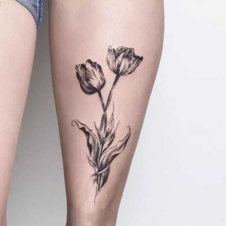 Ամեն ինչ Tattoo «Ծաղիկների» մասին (113 լուսանկար). Ձեռքի եւ ոտքի վրա, դաջվածքի էսքիզներ գույնի, իմաստի, փոքր դաջվածքի եւ մակագրությամբ եւ ուրիշներ ուսի, դաստակի, մեջքի եւ կրծքի տակ 13862_18