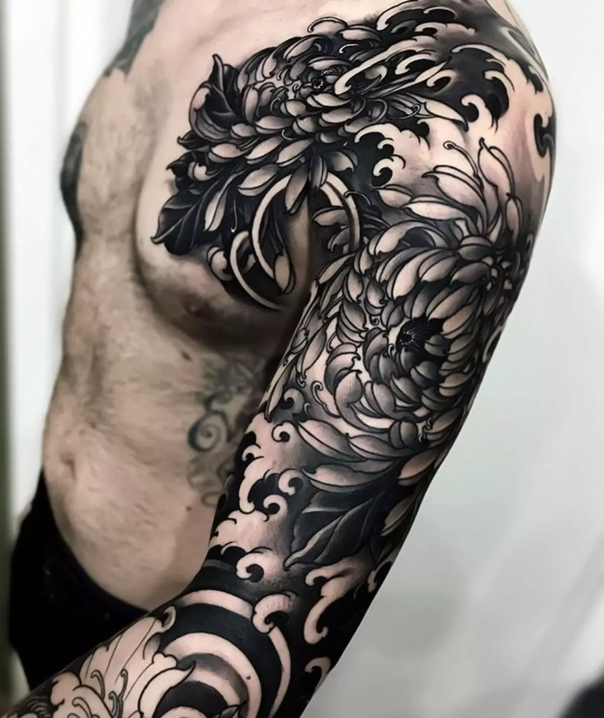 Черно белое тату рукав. Блэкворк хризантемы. Черные тату. Японские Татуировки. Тату в японском стиле.