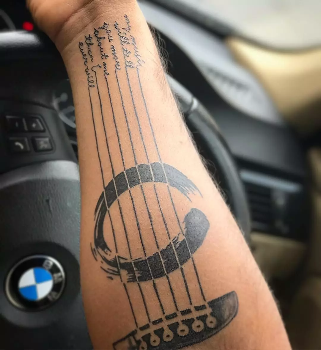 Тетоважа поврзана со музика: скици на музички тетоважи. Тетоважа на рака и на вратот, мали и големи. Тетоважи за мажи и девојки 13868_10