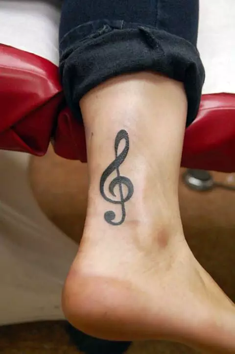 Тетоважа поврзана со музика: скици на музички тетоважи. Тетоважа на рака и на вратот, мали и големи. Тетоважи за мажи и девојки 13868_13