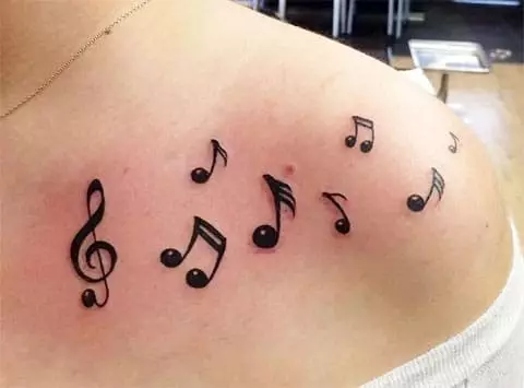Tatuaż związany z muzyką: szkice tatuaży muzycznych. Tatuaż pod ręką i na szyi, mały i duży. Tatuaże dla mężczyzn i dziewcząt 13868_16
