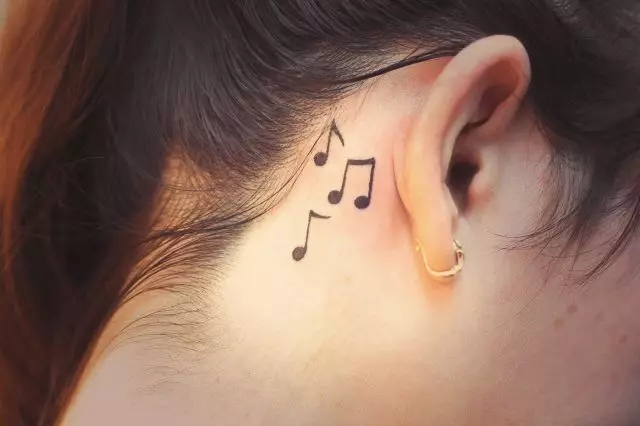 Тетоважа поврзана со музика: скици на музички тетоважи. Тетоважа на рака и на вратот, мали и големи. Тетоважи за мажи и девојки 13868_20