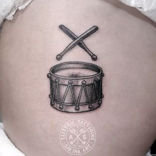 Tatuaż związany z muzyką: szkice tatuaży muzycznych. Tatuaż pod ręką i na szyi, mały i duży. Tatuaże dla mężczyzn i dziewcząt 13868_21