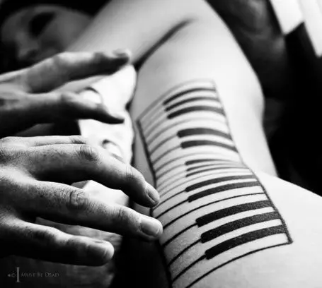 Tattoo, das mit Musik verbunden ist: Skizzen von musikalischen Tätowierungen. Tätowierung an Hand und am Hals, klein und groß. Tätowierungen für Männer und Mädchen 13868_25