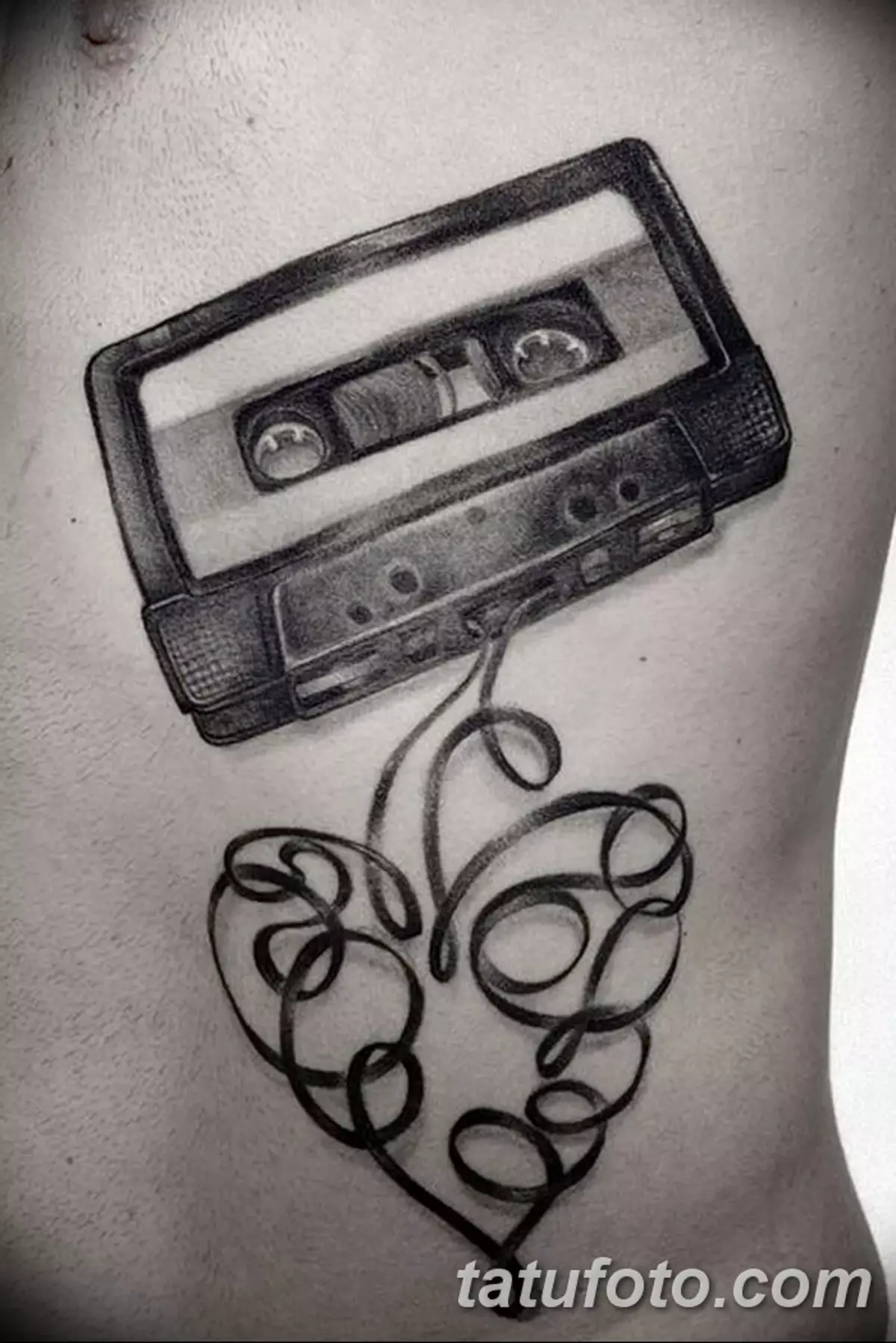 Tetování spojené s hudbou: náčrtky hudebních tetování. Tetování na straně a na krku, malá a velká. Tattoos pro muže a dívky 13868_27