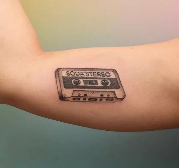 Tetování spojené s hudbou: náčrtky hudebních tetování. Tetování na straně a na krku, malá a velká. Tattoos pro muže a dívky 13868_28