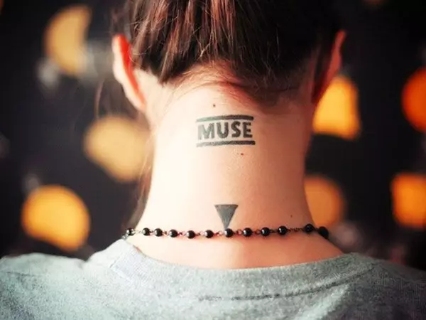 Tatuaż związany z muzyką: szkice tatuaży muzycznych. Tatuaż pod ręką i na szyi, mały i duży. Tatuaże dla mężczyzn i dziewcząt 13868_34
