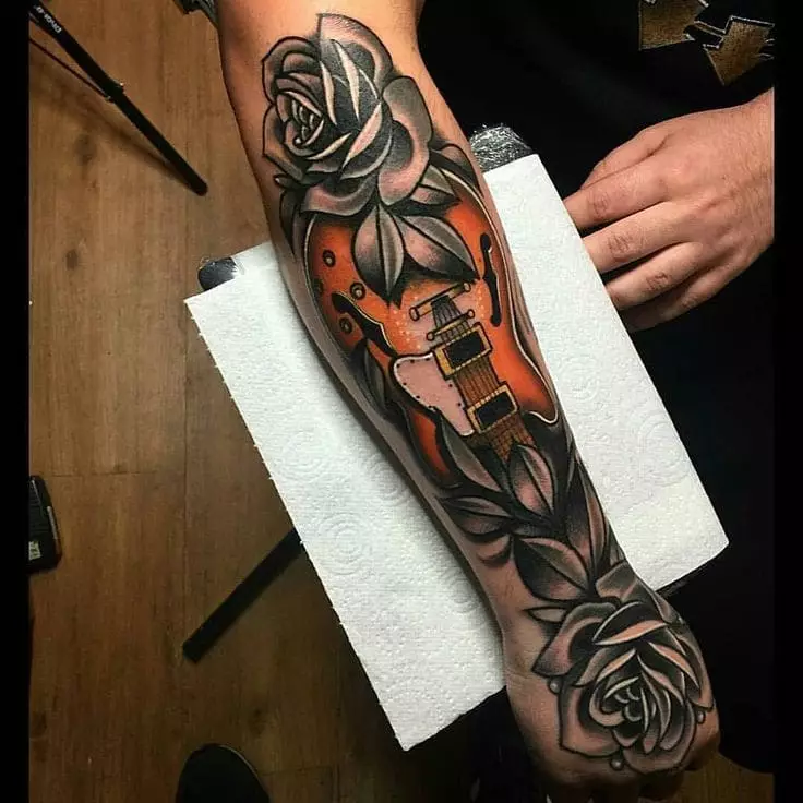 Tattoo assosiert med musikk: skisser av musikalske tatoveringer. Tatovering på hånden og på nakken, liten og stor. Tatoveringer for menn og jenter 13868_39