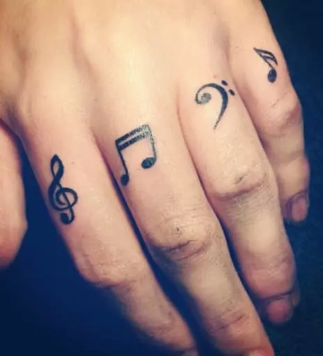 Tatuaż związany z muzyką: szkice tatuaży muzycznych. Tatuaż pod ręką i na szyi, mały i duży. Tatuaże dla mężczyzn i dziewcząt 13868_46