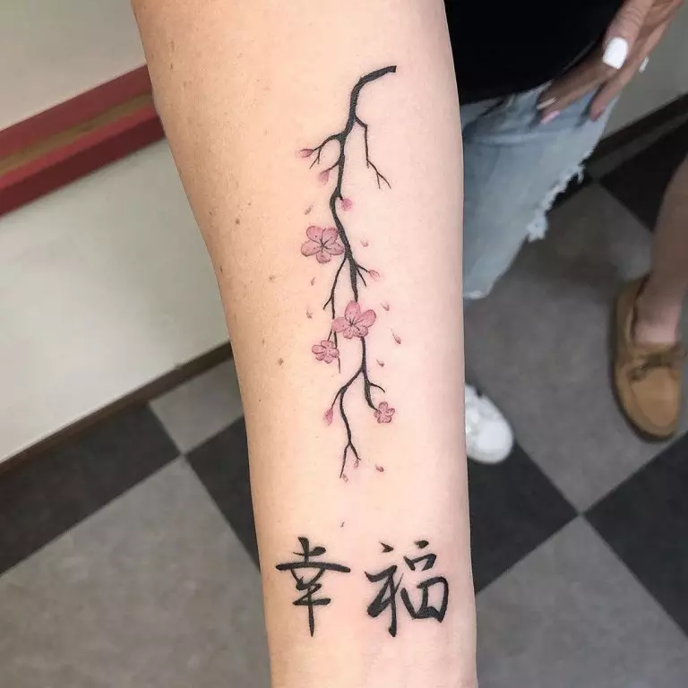 Tatuagem sob a forma de hieróglifos japoneses: o valor das tatuagens e tradução. Tatuagem no pescoço, na mão e em outras partes do corpo. Frases e palavras 13870_10