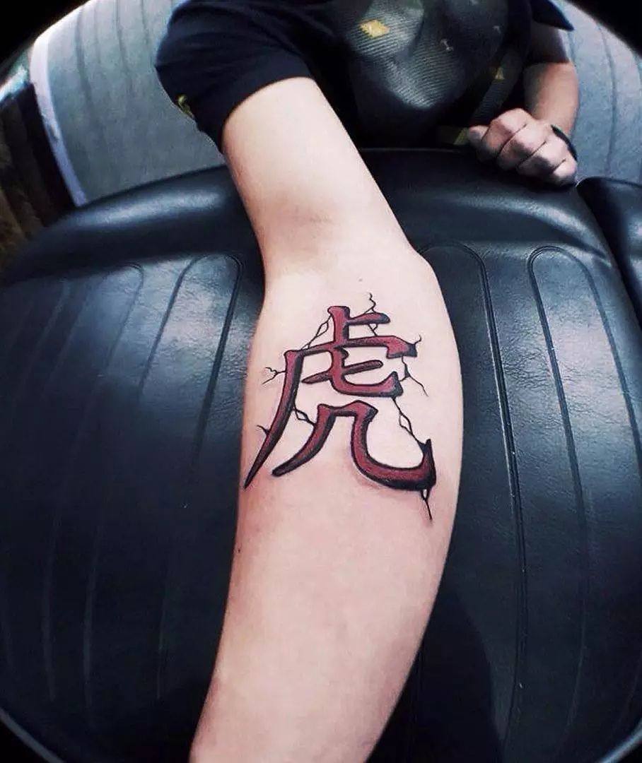 Tatuagem sob a forma de hieróglifos japoneses: o valor das tatuagens e tradução. Tatuagem no pescoço, na mão e em outras partes do corpo. Frases e palavras 13870_2