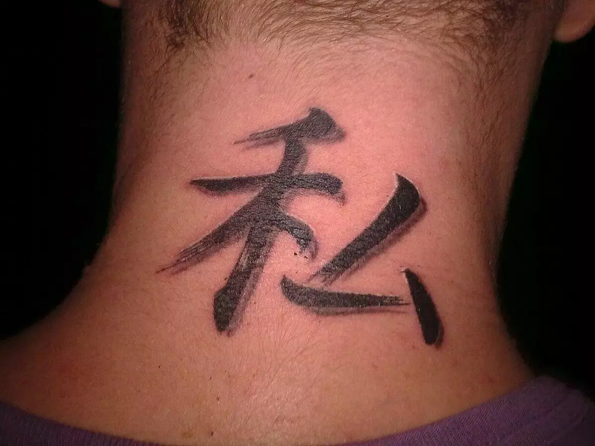 Tatuagem sob a forma de hieróglifos japoneses: o valor das tatuagens e tradução. Tatuagem no pescoço, na mão e em outras partes do corpo. Frases e palavras 13870_4