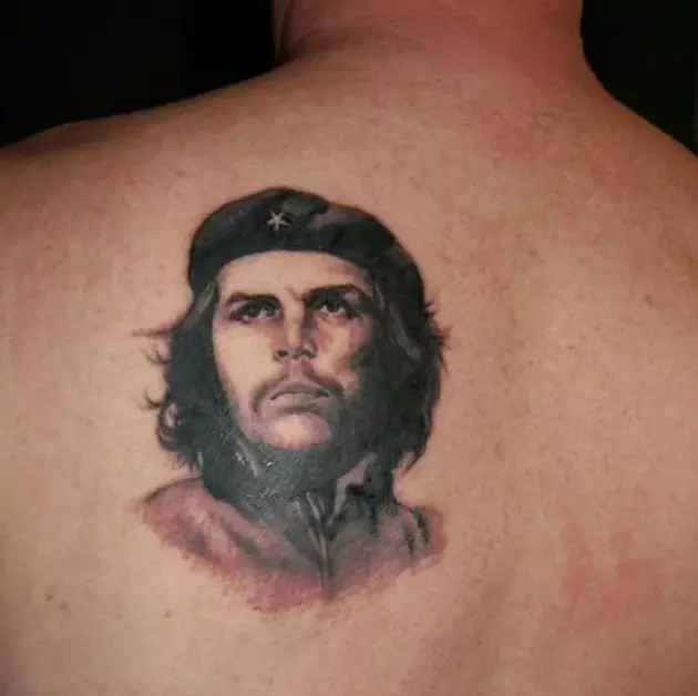 Tattoo“Che Guevara”（31张照片）：Ernesto Che Guevara Tattoo，肩部和乳房的草图和款式概述，最好的想法 13875_30