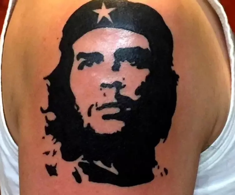 Tattoo“Che Guevara”（31张照片）：Ernesto Che Guevara Tattoo，肩部和乳房的草图和款式概述，最好的想法 13875_4