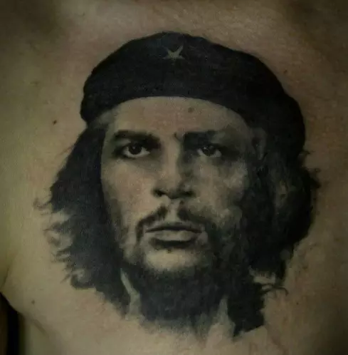 Tattoo“Che Guevara”（31张照片）：Ernesto Che Guevara Tattoo，肩部和乳房的草图和款式概述，最好的想法 13875_6