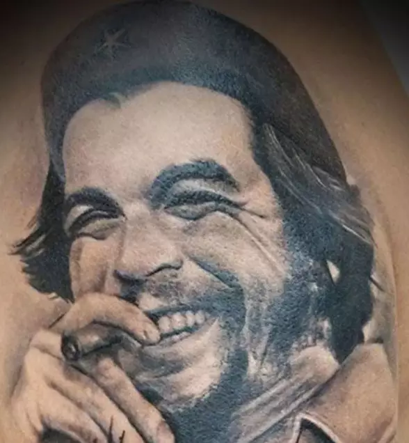 Tattoo“Che Guevara”（31张照片）：Ernesto Che Guevara Tattoo，肩部和乳房的草图和款式概述，最好的想法 13875_7