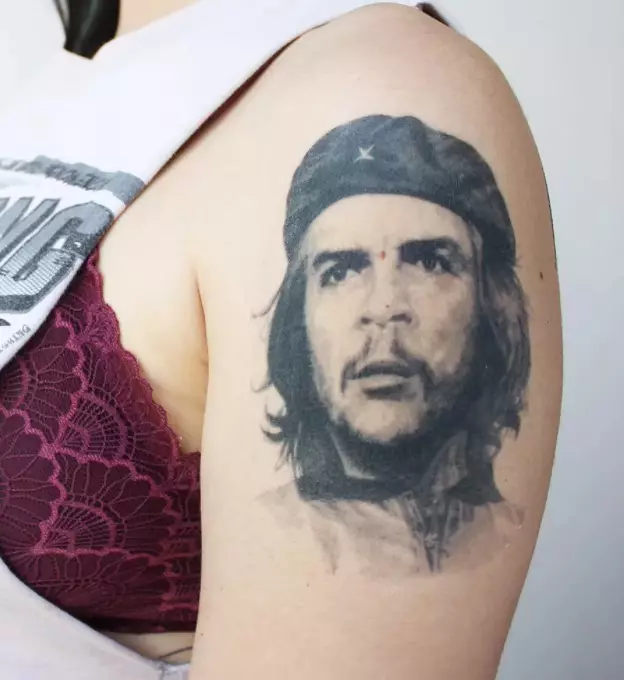 Tattoo“Che Guevara”（31张照片）：Ernesto Che Guevara Tattoo，肩部和乳房的草图和款式概述，最好的想法 13875_8