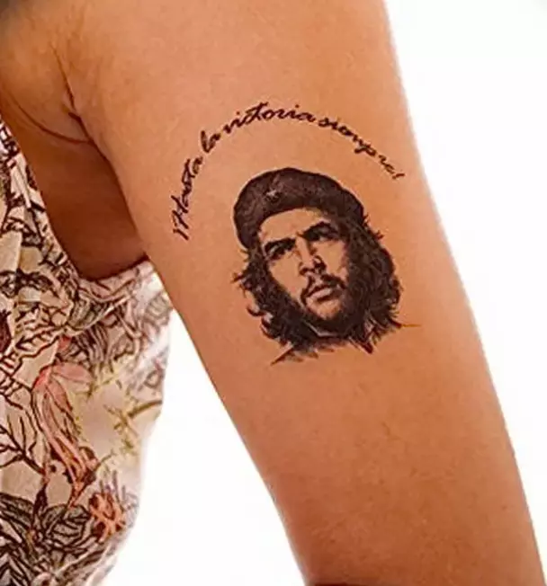 Tattoo“Che Guevara”（31张照片）：Ernesto Che Guevara Tattoo，肩部和乳房的草图和款式概述，最好的想法 13875_9