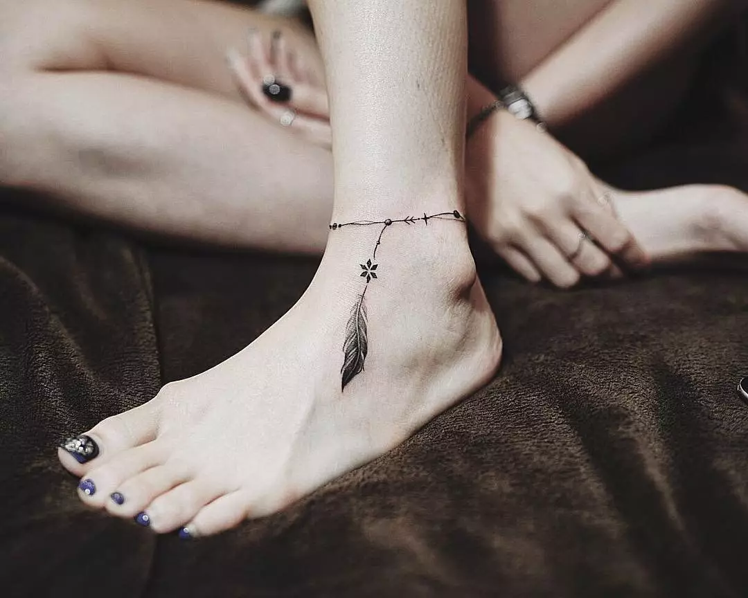 Դաջվածքի «ապարանջան» աղջիկների ոտքերի վրա (33 լուսանկար). Էսքիզներ մինիմալիզմի ոճով եւ այլ դաջվածքով ձեռնաշղթայի տեսքով, դրանց իմաստը 13876_4