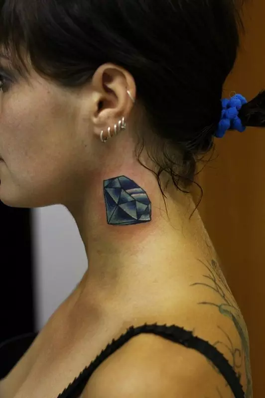 Tattoo s diamantmi: hodnota a náčrty diamantových tetovaní, tetovanie na ruke (na zápästí, na prstoch) a na krku, tetovanie diamuní pre dievčatá a pre mužov 13881_21