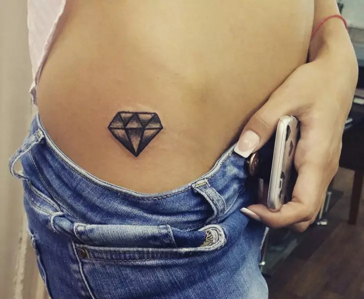 Tattoo s diamantmi: hodnota a náčrty diamantových tetovaní, tetovanie na ruke (na zápästí, na prstoch) a na krku, tetovanie diamuní pre dievčatá a pre mužov 13881_30