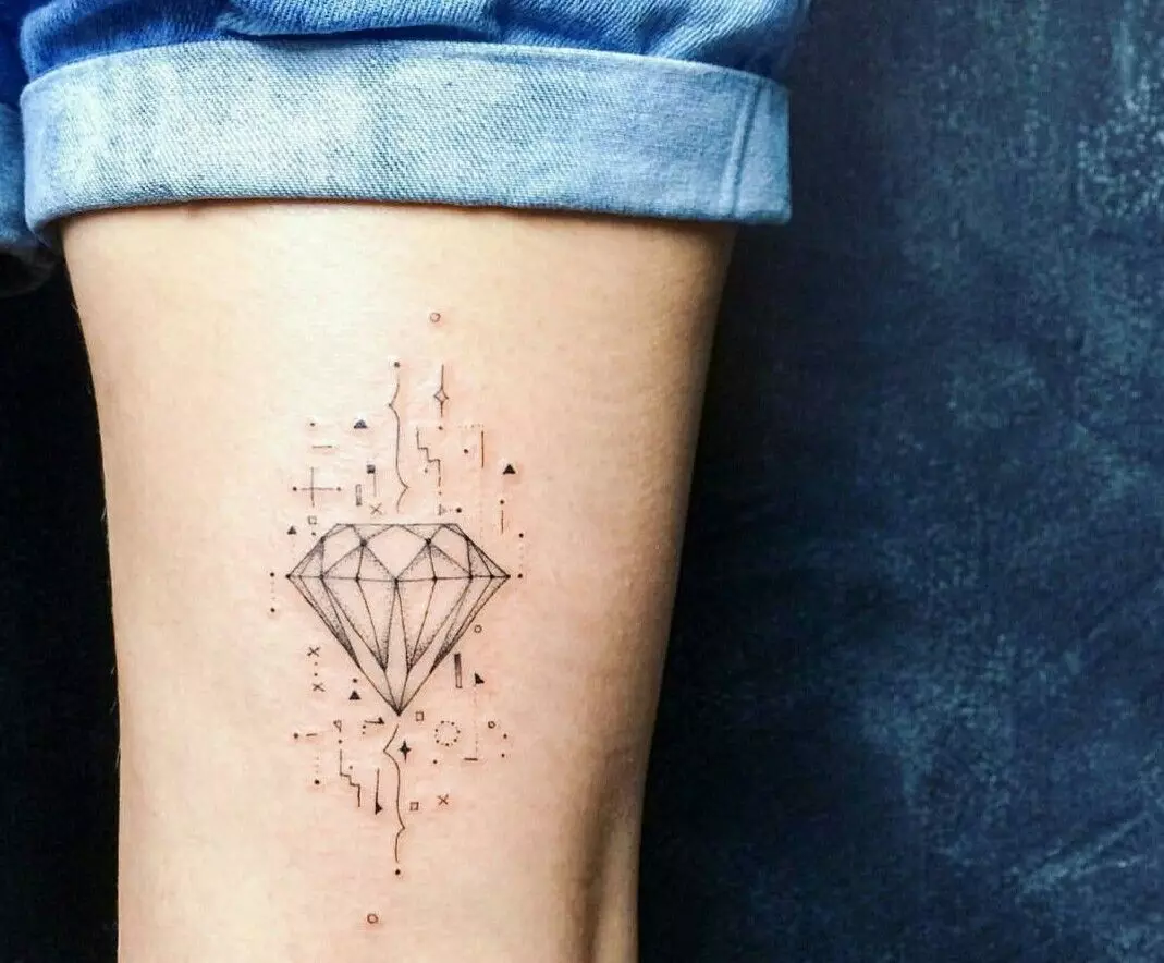 Tattoo s diamantmi: hodnota a náčrty diamantových tetovaní, tetovanie na ruke (na zápästí, na prstoch) a na krku, tetovanie diamuní pre dievčatá a pre mužov 13881_31
