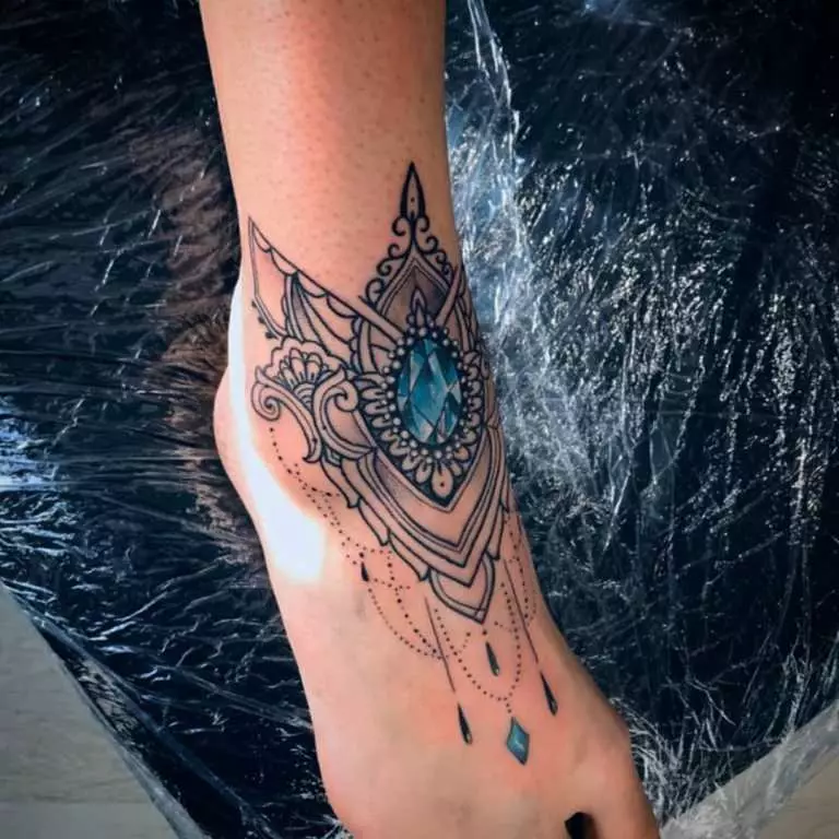 Tattoo s diamantmi: hodnota a náčrty diamantových tetovaní, tetovanie na ruke (na zápästí, na prstoch) a na krku, tetovanie diamuní pre dievčatá a pre mužov 13881_32