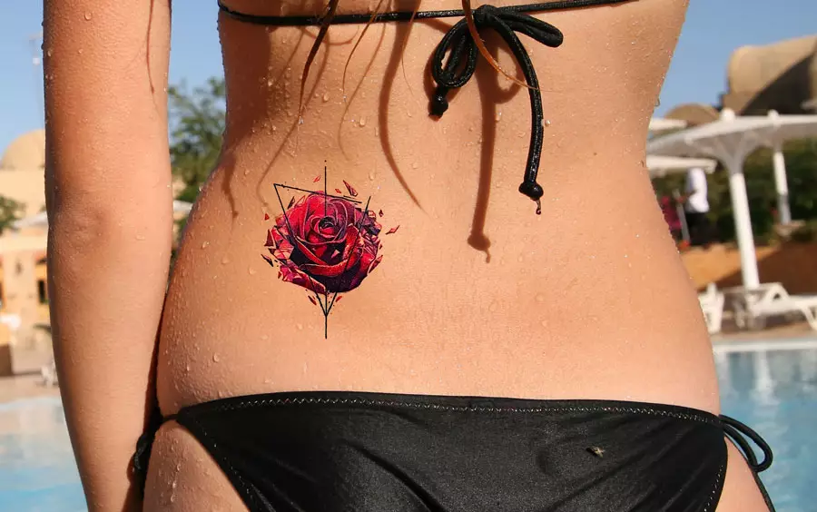 Tatuatge de bugaderia per a noies (75 fotos): valor i esbossos. Tatuatges petits i grans. Arcs, flors i altres opcions de tatuatge 13885_2