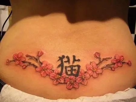 Tatuatge de bugaderia per a noies (75 fotos): valor i esbossos. Tatuatges petits i grans. Arcs, flors i altres opcions de tatuatge 13885_66