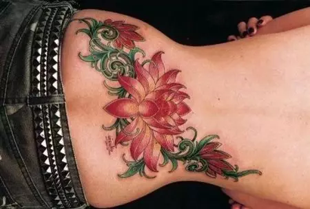 Tatuatge de bugaderia per a noies (75 fotos): valor i esbossos. Tatuatges petits i grans. Arcs, flors i altres opcions de tatuatge 13885_8