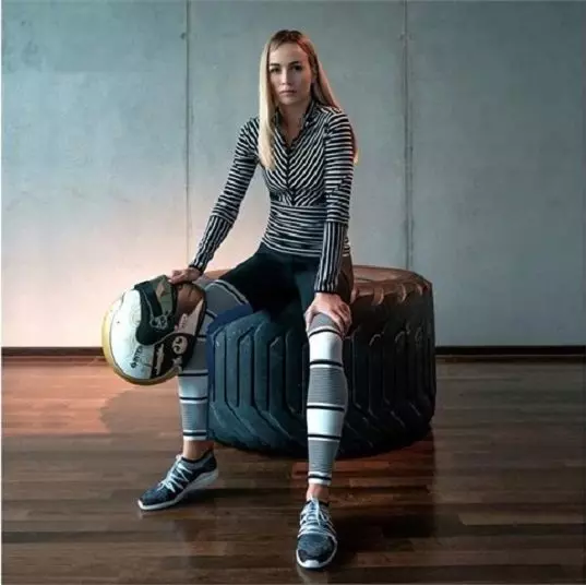 Adidas Sports Suits (100 wêne): Suitê Sporê jin û Zarokan, sêwirana Adidas Porsche, performans û medreseya rastîn 1388_3